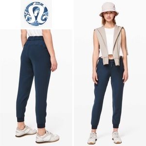 Lululemon Sz 10 On The Fly Jogger in True Navy